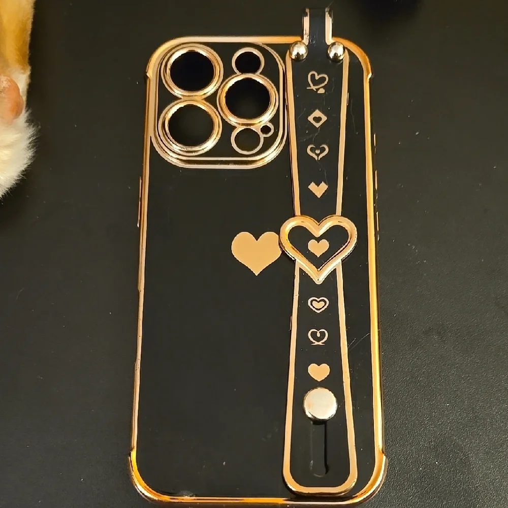 Elegant Black and Gold Phone Cover with Heart Accents For Iphone 16 Pro